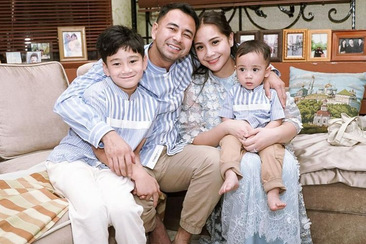 Potret Busana Lebaran Keluarga Raffi Ahmad dan Nagita Slavina, Kompak Tampil Serba Biru