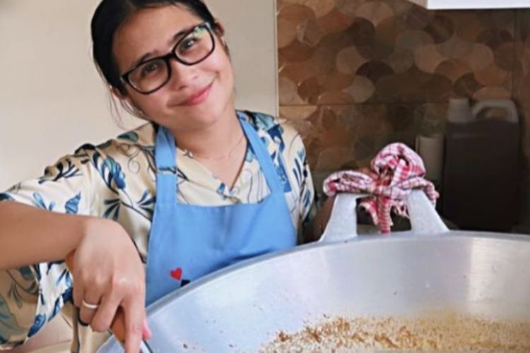 Sambut Idul Fitri, Prilly Latuconsina Turun Langsung Masak Rendang dan Opor
