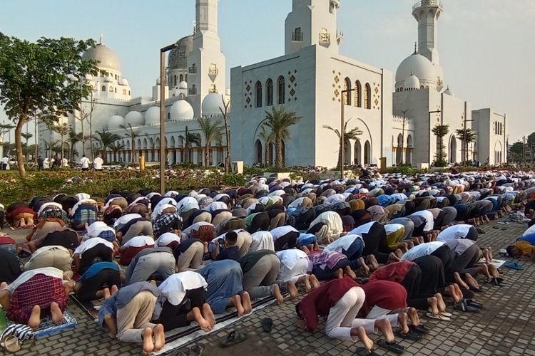 Puluhan Ribu Jamaah Salat Ied di Masjid Raya Sheikh Zayed, Antusias Salat di Masjid Baru