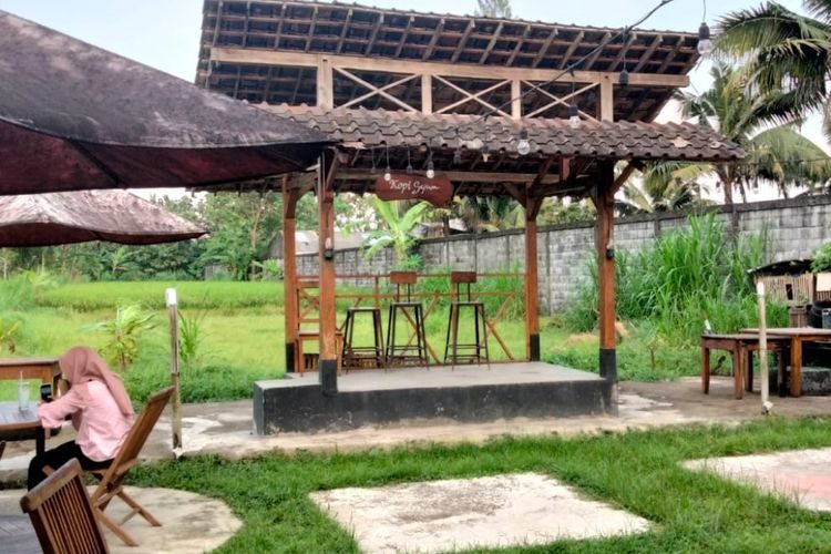 Kopi Sejiwa Jogja, Warung Kopi yang Diselimuti Pemandangan Sawah dan Interior Khas Jawa