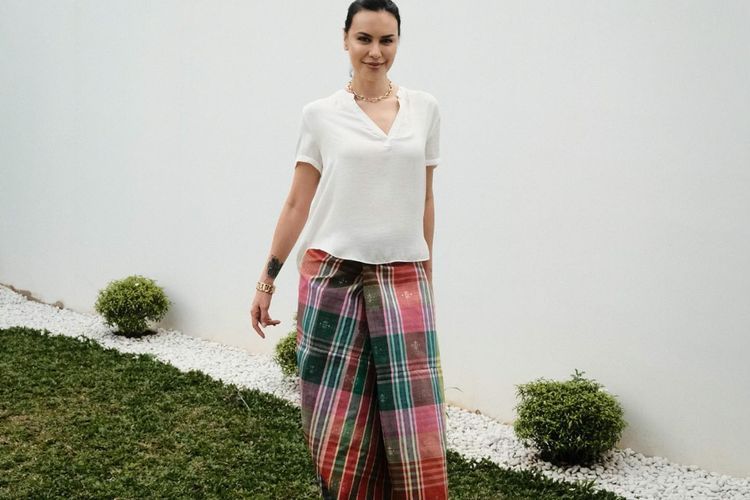 Sophia Latjuba Pede Pake Kaos dan Sarung di Hari Lebaran: Elegan!