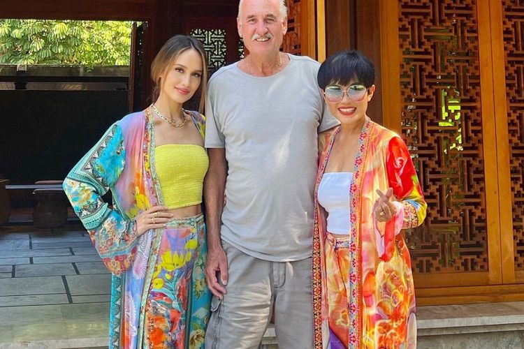 Outfit Lebaran Cinta Laura Pakai Kemben Crop Top Dikritik Terlalu Terbuka: Salah Kostum