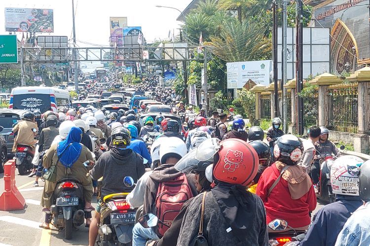 Arus Lalu Lintas Macet, One Way Diterapkan di Jalur Puncak Bogor