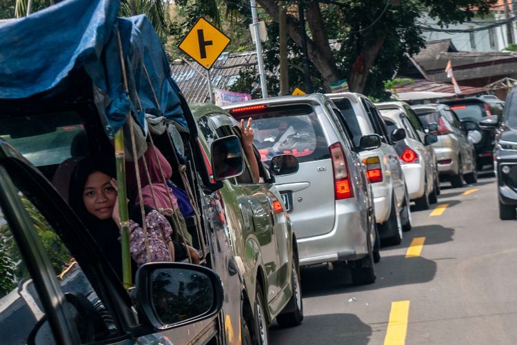 Cegah Kepadatan, Polisi Terapkan One Way di Ruas Jalan Menuju Pantai Anyer dan Carita