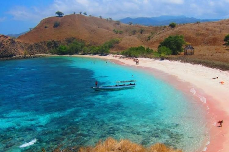 7 Pantai Terindah di Indonesia Timur yang Bikin Mata Kamu Terbelalak!