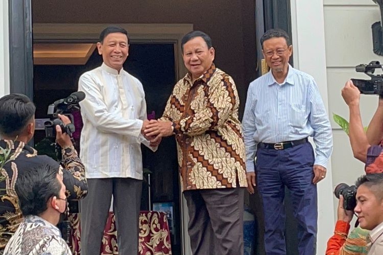 Momen Idul Fitri, Prabowo Subianto Sambangi Kediaman Wiranto 
