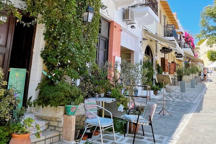 Pesona Rethymno Old Town di Pulau Kreta, Kota Tua dengan Gang-Gang Penuh Bunga Kertas
