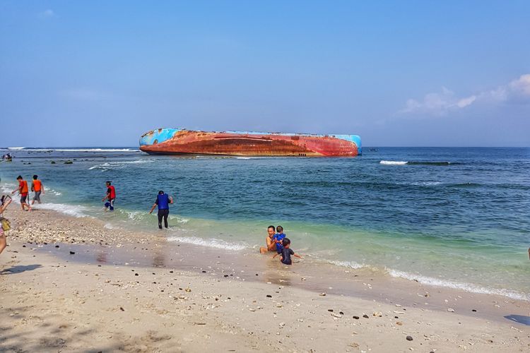 Pantai Pasir Putih Pangandaran: Eksotisme yang Menenangkan untuk Habiskan Libur Lebaran