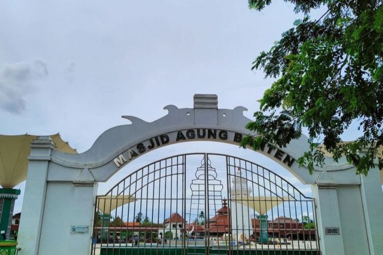 Masjid Agung Banten Jadi Primadona Wisata Religi saat Libur Lebaran