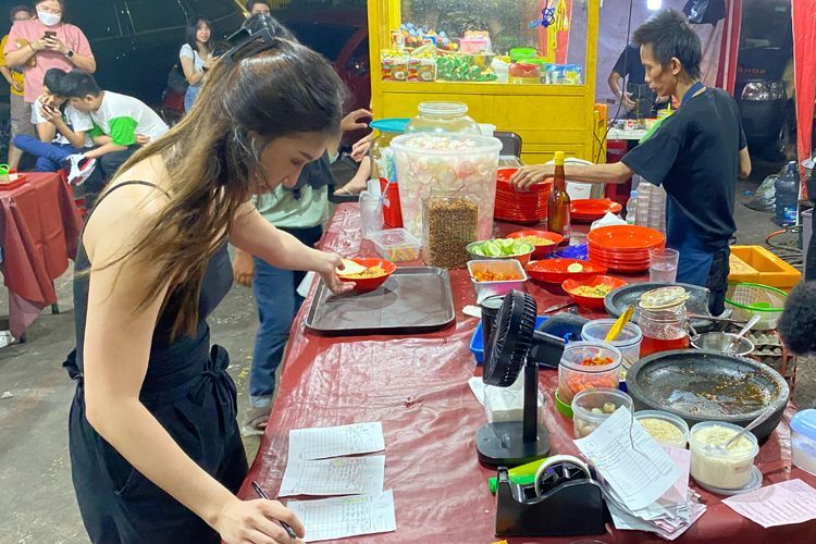 Baru Buka Langsung Viral, Ini Kisah Warung Bu Jess Kelapa Gading!
