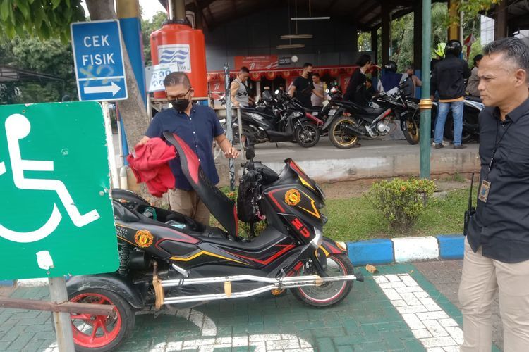 Curhatan Penyandang Disabilitas Usai Perpanjang STNK di Samsat Jakarta Pusat: Luar Biasa!