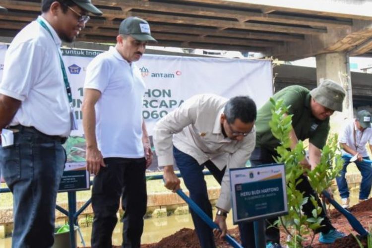 Kurangi Emisi Karbon, Heru Budi Tanam Ribuan Pohon di Kolong Tol Becakayu