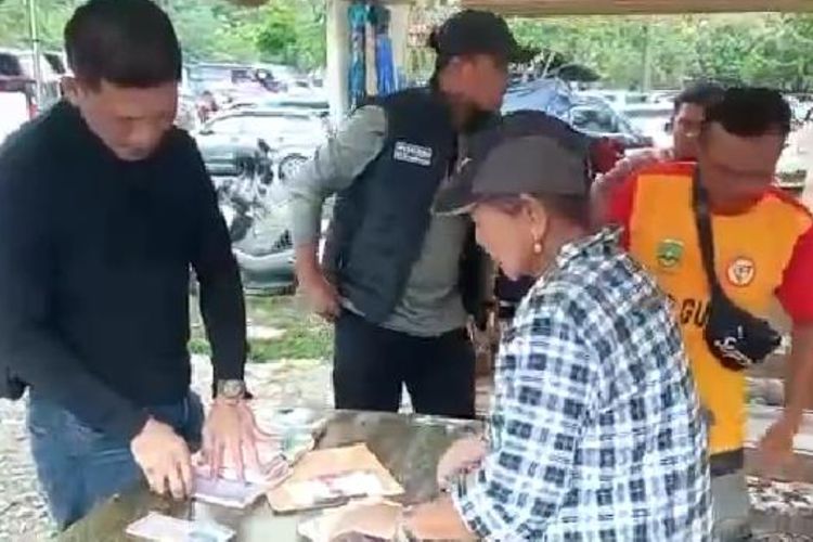 7 Pelaku Pungli di Pantai Karangsari Ditangkap Usai Tarik Parkir Sampai Rp800 Ribu