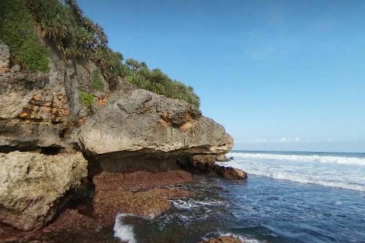 Pantai Drini Jogja Punya Ombak yang Besar Jadi Incaran Peselancar Internasional