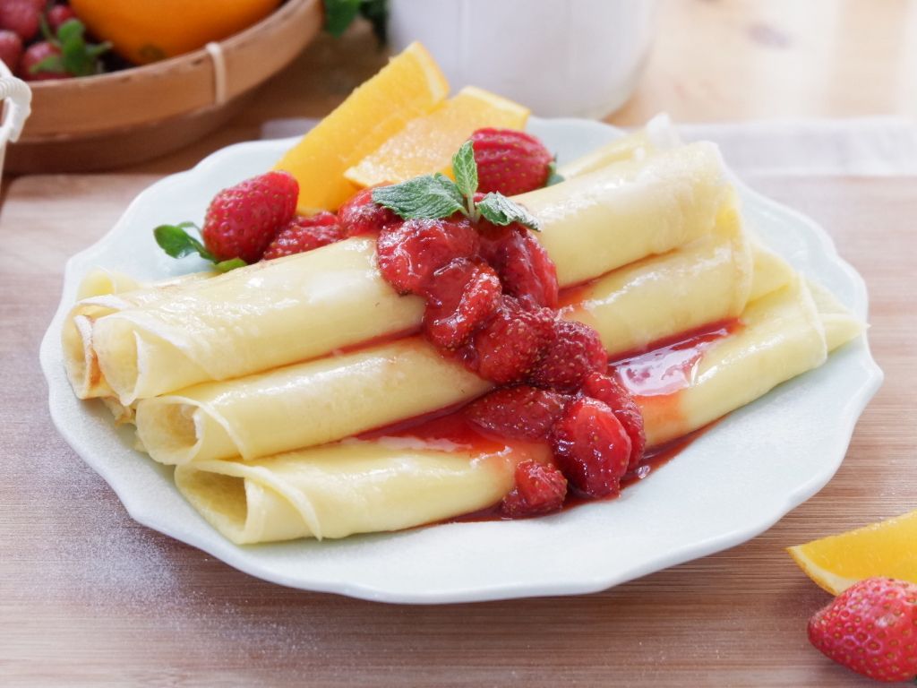 Crepes Roll dengan Strawberry Compote, Menu Sarapan Simpel dan Manis