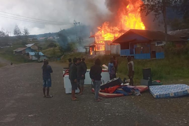 OTK Bakar 5 Bangunan Eks Mess PT di Papua!