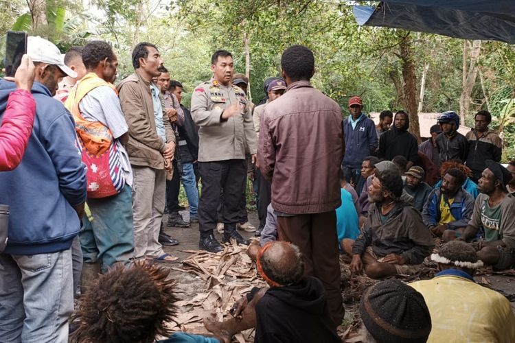 Ricuh di Papua, Massa Bakar Penginapan, Rusak Mobil TNI Hingga Serang Koramil!