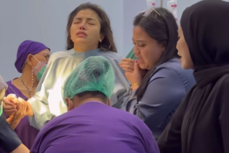 Jalani Operasi Tumor di Dekat Payudara, Nikita Mirzani Pakai Daster dari Mendiang Ibunya