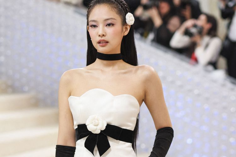 Jennie BLACKPINK Tampil Memukau di Met Gala 2023, Pakai Gaun Vintage Chanel 1990