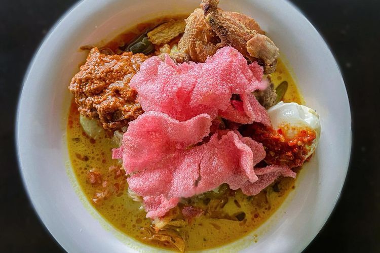 Kuah Bumbu Kacang Dicampur Rendang, Merasakan Gurihnya Lontong Kak Lin di Medan