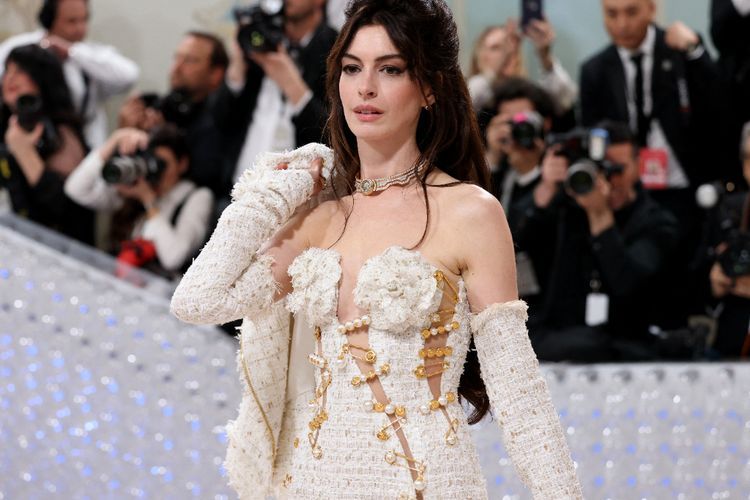Anne Hathaway Tampil Anggun Dibalut Gaun Versace Robek-robek di Met Gala 2023
