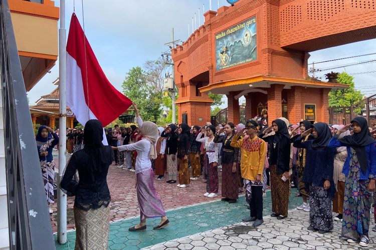 Keseruan Siswa SMKN 2 Ponorogo Gunakan Pakaian Adat saat Upacara Hardiknas
