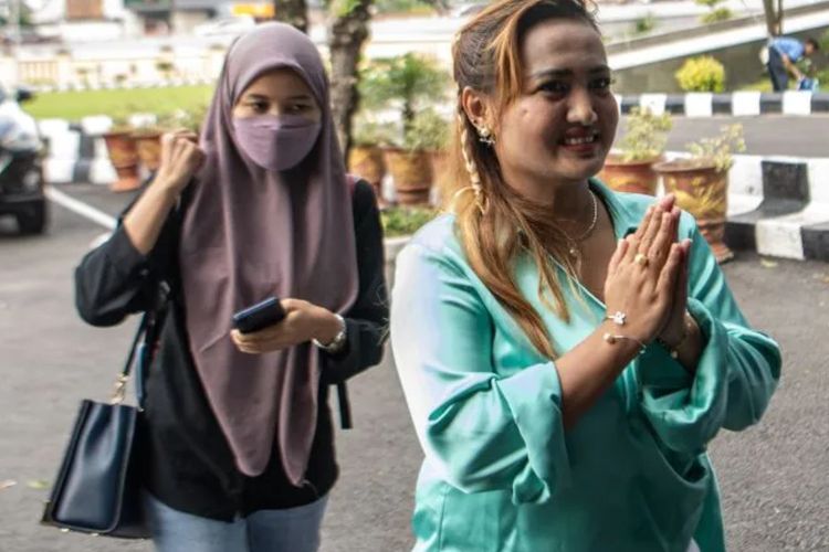 Lina Mukherjee Diperiksa Polisi Usai Jadi Tersangka Penistaan Agama Gara-gara Makan Babi 