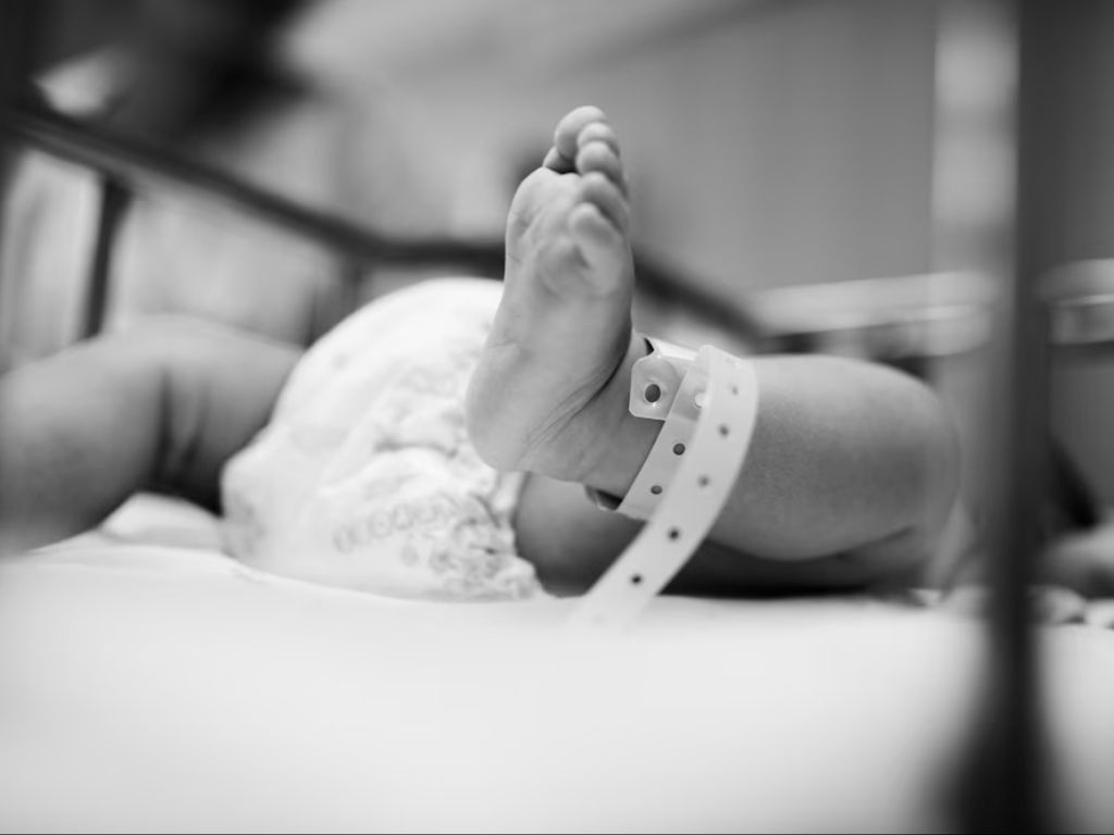Bayi Laki-Laki Ditemukan Mengapung di Sungai, Diduga Sengaja Dibuang