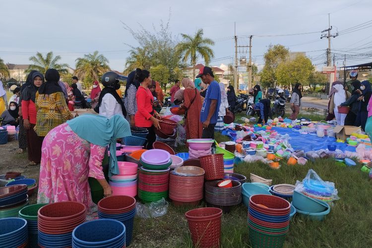 Seru! Melihat Emak-emak di Sumenep Borong Peraboran Rumah Serba Goceng