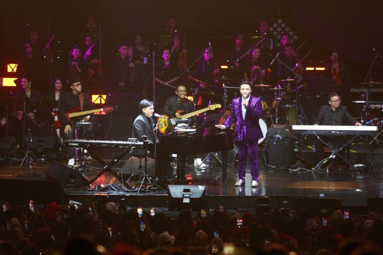 Pakai Anting dan Cincin Carlo Saba, Hedi Yunus - Mario Ginanjar Nangis di Konser Yovie 