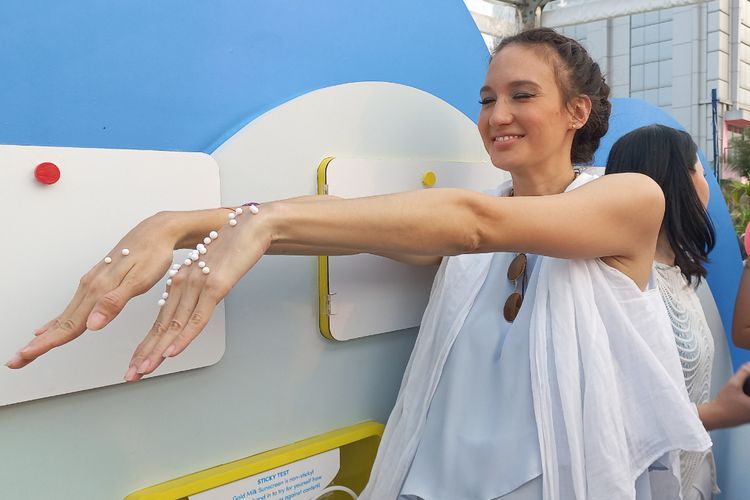 Intip Sunscreen Favorit Nadine Chandrawinata, Gak Pernah Skip Meski Hamil Anak Ke-2