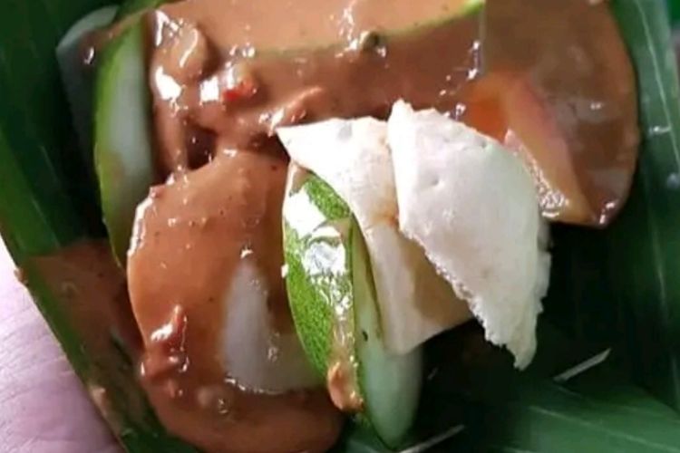Rujak Mak Tas, Kuliner Khas Pantura Lamongan yang Selalu Diserbu Pembeli 