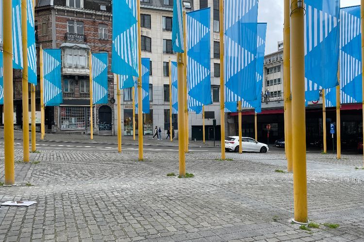 'Blue on Yellow' Karya Seni dari Seniman Prancis Daniel Buren di Ruang Publik Brussels