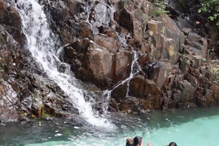 Menikmati Sensasi Air Terjun Gunung Jantan di Karimun Riau, Punya Spot Foto Instagramable