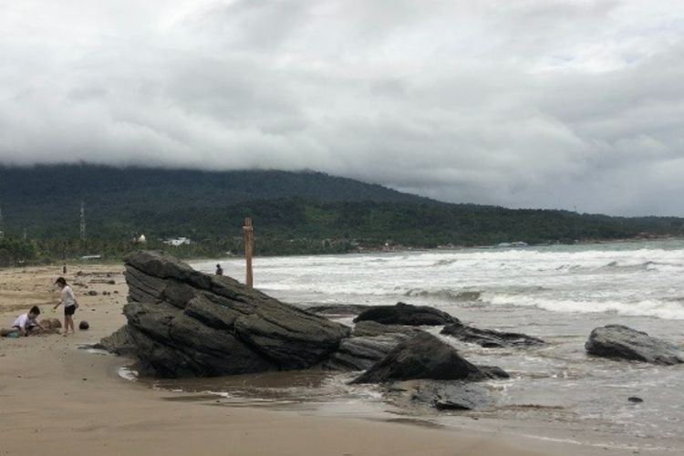 Enggak Kalah dengan Bali, Pantai Sanggar Lampung Selalu Ramai Pengunjung