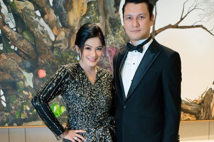 Titi Kamal Elegan Pakai Dress Hitam Berkilau Kondangan sama Suami di Tengah Isu Selingkuh