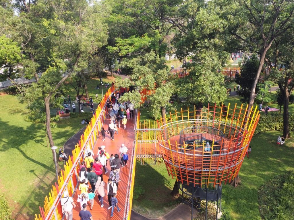 Melihat Cantiknya Tebet Eco Park, Punya Jembatan Ikonik Udaranya Sejuk Banget