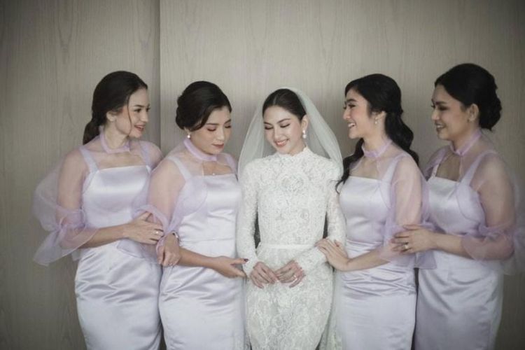 7 Artis Ini Tampil Anggun dengan Gaun Tertutup saat Menikah, Ada Jessica Mila!