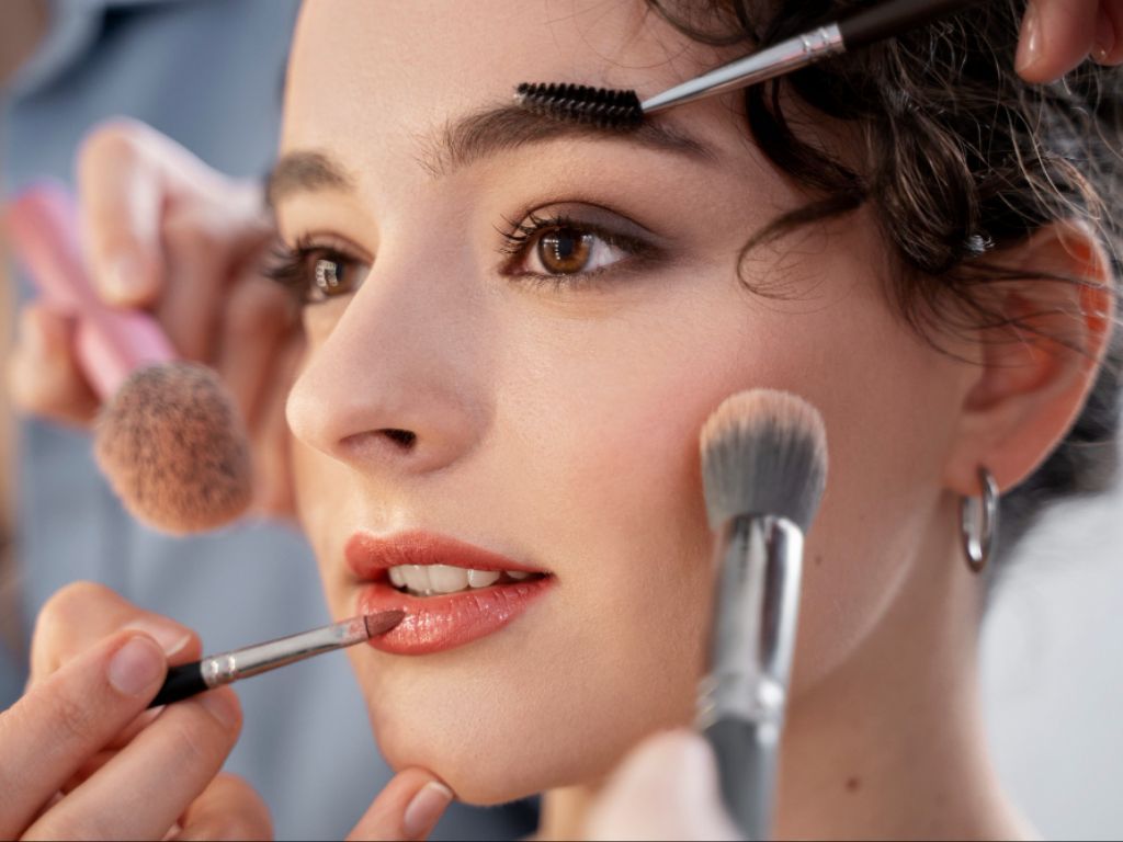 4 Tips Makeup Biar Gak Luntur saat Cuaca Panas Banget 