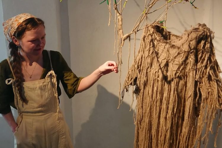 Seniman Inggris Angkat Kisah Rakyat Ringin Kurung Dalam Pameran di Tulungagung