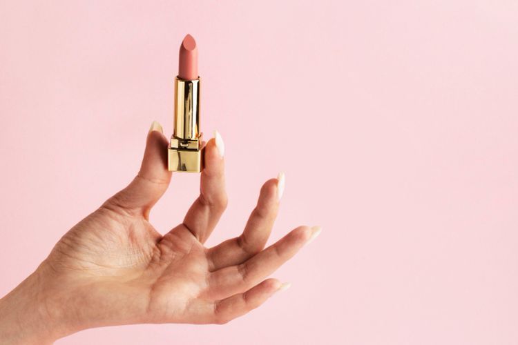 Alasan Warna Lipstick Bisa Berbeda saat Diaplikasikan di Bibir