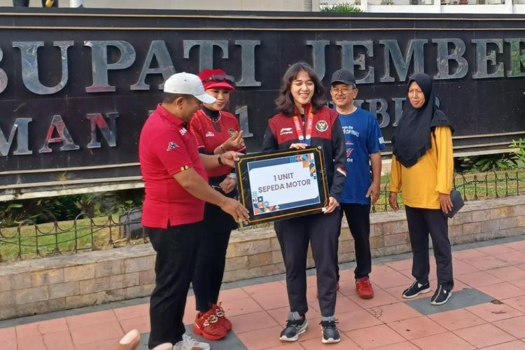 Raih Medali Emas, Atlet Bulu Tangkis Putri Asal Jember Ini Dihadiahi Motor oleh Bupatinya