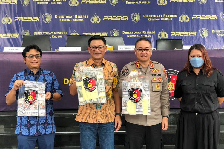 Polda Metro Bongkar Peredaran Uang Dollar Palsu, Ribuan Lembar USD Disita!