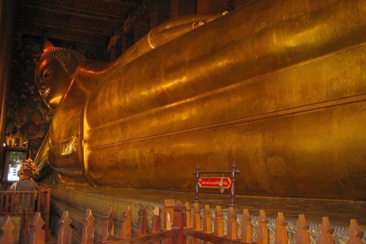 Mitos Menyentuh Buddha Tidur: Energi dan Keberuntungan Akan Mengalir ke Dalam Diri Mereka