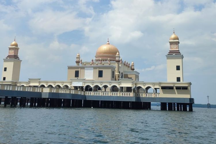 Keindahan Masjid Terapung di Bontang yang Bentuknya Seperti Kapal