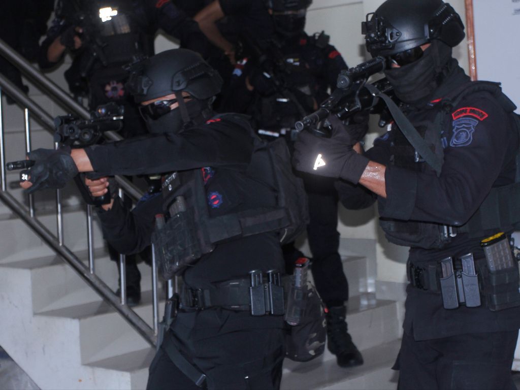 Densus 88 Tangkap 1 Teroris Jaringan ISIS di Karawang, Bahan Peledak Disita!