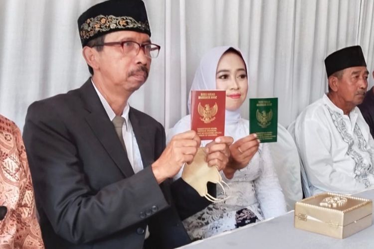 Kisah Pria di Kota Batu Menikah di Usia 58 Tahun: Sibuk Bekerja, Gak Ada Waktu Pacaran