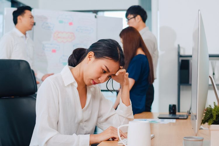  5 Cara Menghadapi Teman Kantor yang Sering Playing Victim