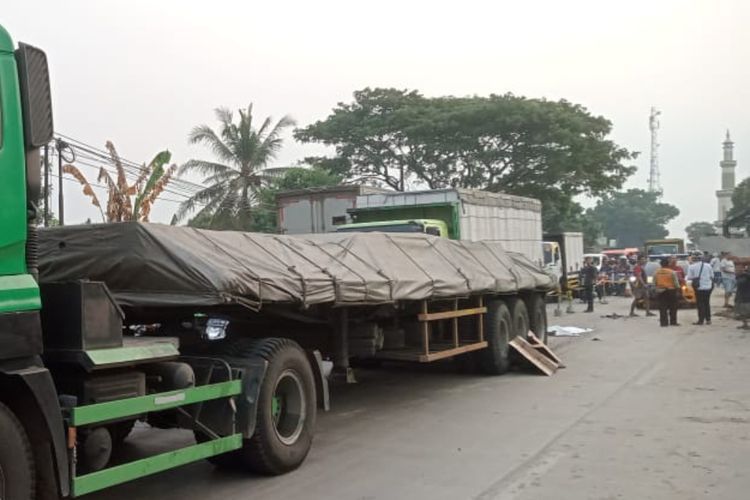 Hati-hati Nyalip Truk Gandeng! Seorang Pemotor di Serang Sampai Tewas Terlindas!