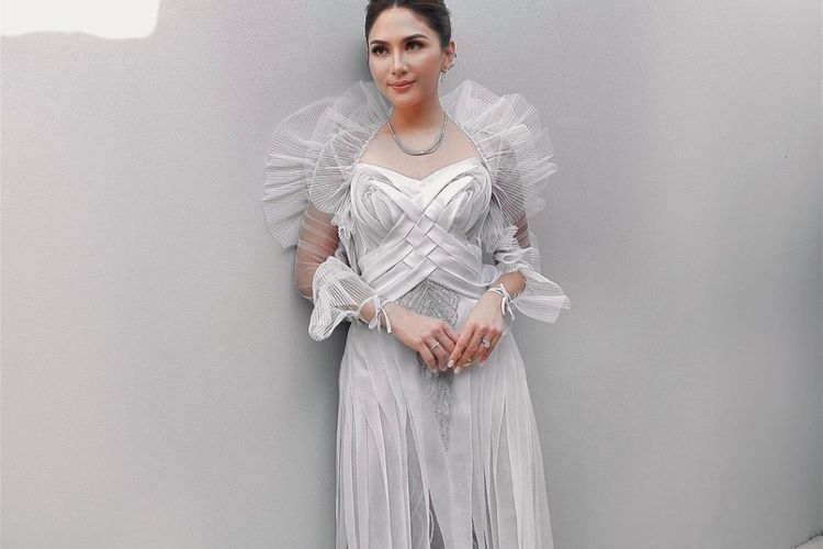 Potret Cantik Jessica Mila Dibalut Gaun Kasual di Akhir Acara Rentetan Royal Wedding